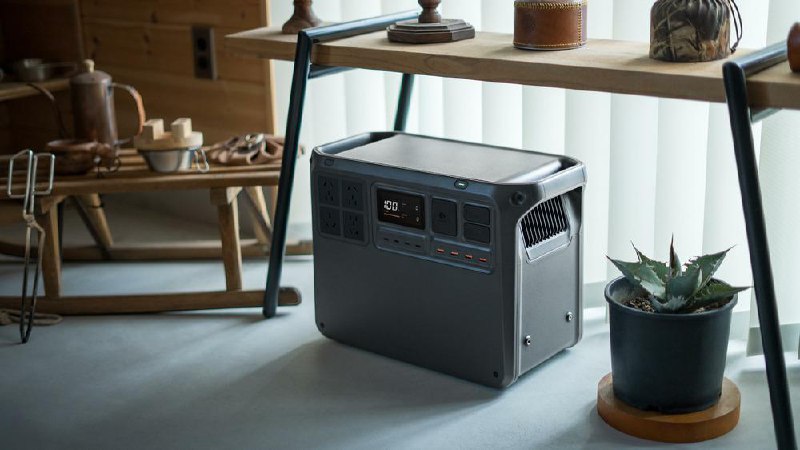 #互联网观察 ▎大疆发布 DJI Power 2000 2 度电户外电源大疆发布全新2度电全场景户外电源 DJI Power 2000，支持3000瓦大功率稳定输出，市电充至 80% 仅需 45 分钟；采用板级亚纳米涂层，支持APP远程操作，用电更方便