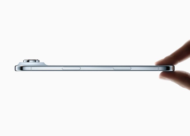 #互联网观察 ▎库克宣布 iPhone Air 国行版 10 月 17 日开启预定苹果 CEO 库克今晚突现抖音 Apple Store 直播间，宣布 iPhone Air 国行版将于 10 月 17 日（本周五）早 9 点开启预定，10 月 22 日（下周三）开售